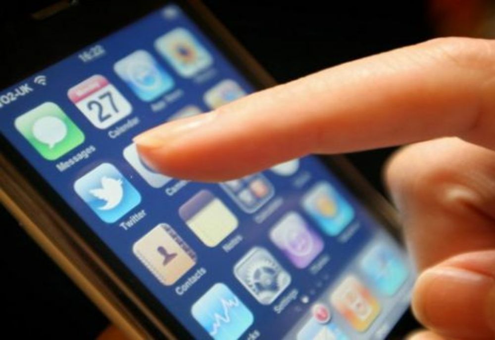 Atenție, elevi! Fără telefoane mobile la ore și fumatul interzis în școală