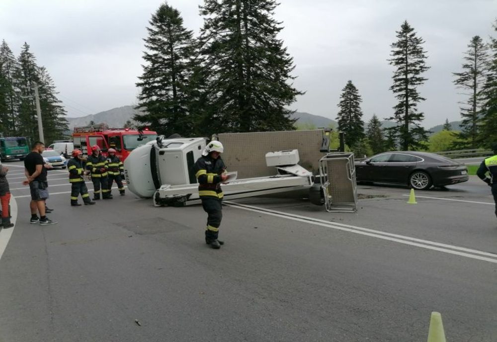Camion răsturnat la Cotul Donului. Circulație îngreunată în zonă, pe DN1