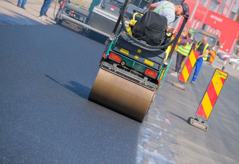 Începe modernizarea străzilor din cartierul Tractorul. De astăzi se lucrează pe strada Aluminiului. 132 de străzi vor fi reparate