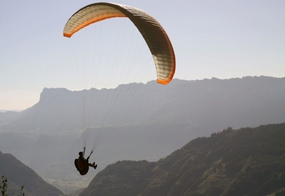 INSTRUCTOR DE ZBOR CU PARAPANTA, DECEDAT, DUPĂ CE I S-A DESPRINS ECHIPAMENTUL ȘI A CĂZUT DE LA ÎNĂLȚIME