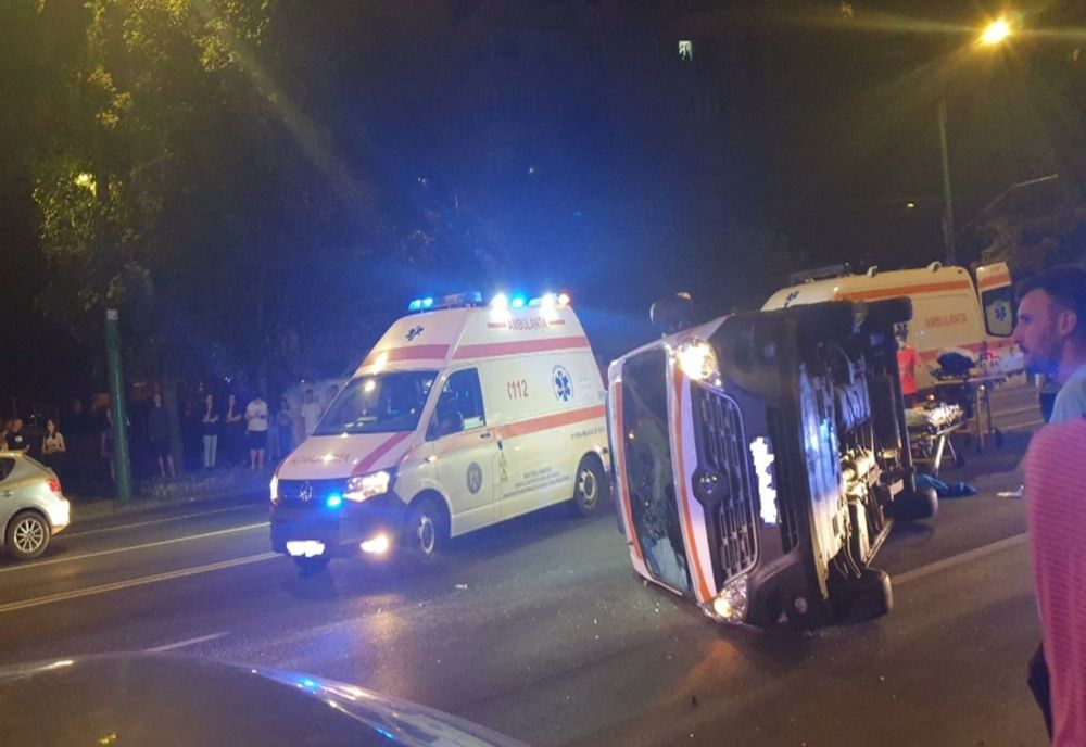 Ambulanță, implicată într-un accident violent la Brașov