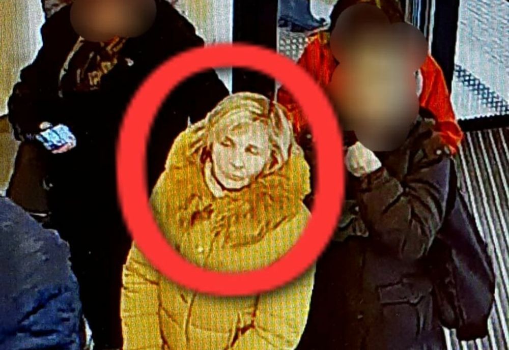 Polițiștii caută o femeie care a furat, din bancomat, pensia unei bătrâne de 76 de ani! A plecat cu 4.000 de lei, iar oamenii legii ne cer ajutorul pentru identificarea suspectei