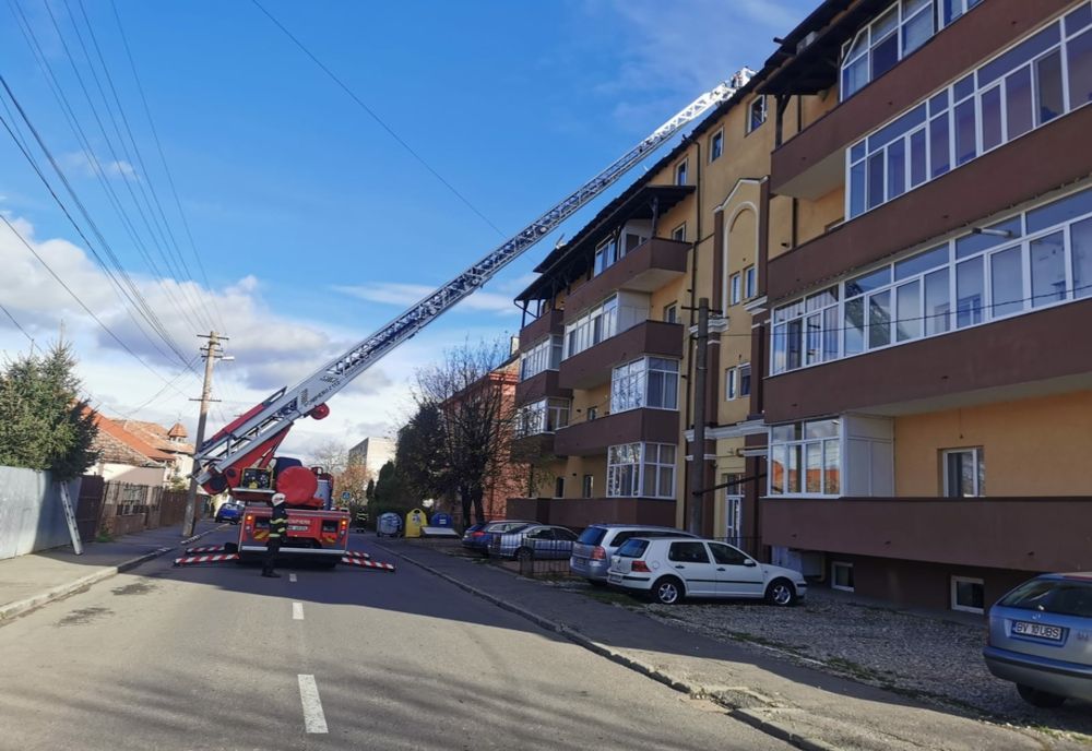 Acoperişul unui bloc din Făgăraş s-a desprins din cauza vântului