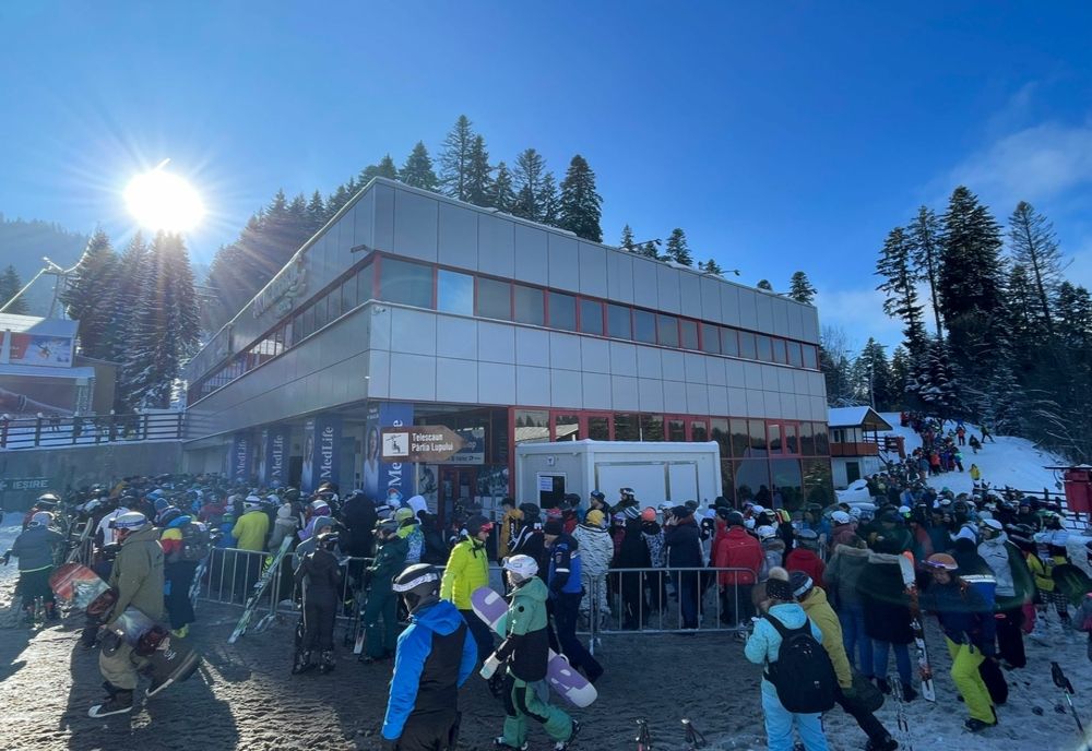 VIDEO Cozi de sute de metri la instalațiile de transport pe cablu din Poiana Brașov