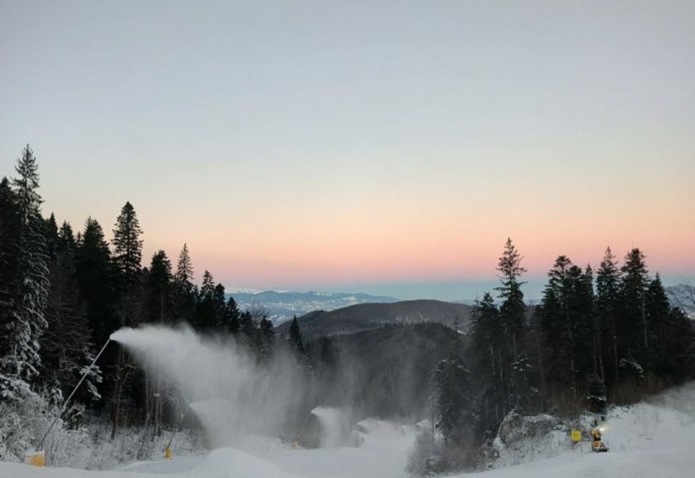 Starea pârtiilor din Poiana Brașov, luni, 15 ianuarie. Se schiază in condiții bune inclusiv în zona superioară a Masivului Postăvarul