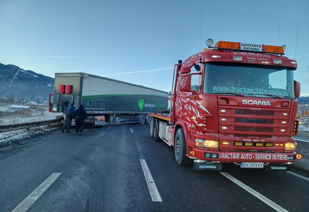 Un autocamion care a derapat a blocat Ocolitoarea Brașovului