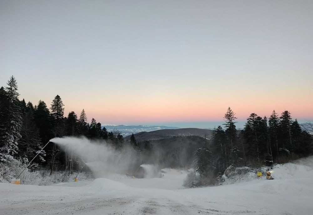 Ger și ceață, în Poiana Brașov! Atenție, schiori: se produce zăpadă artificială pe mai multe pârtii