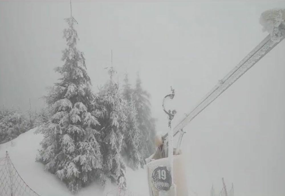 VIDEO Vânt puternic în Masivul Postăvarul. Nu funcționează instalațiile de transport pe cablu