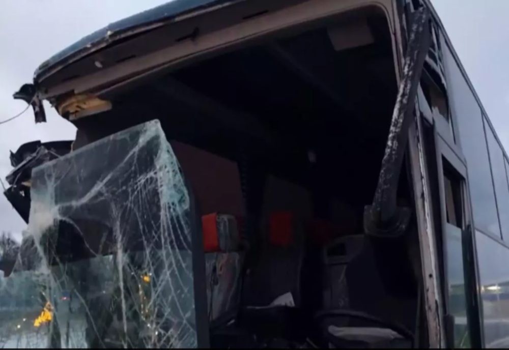 Accident între două autobuze pline cu muncitori, lângă Brașov. Mai multe persoane au fost rănite