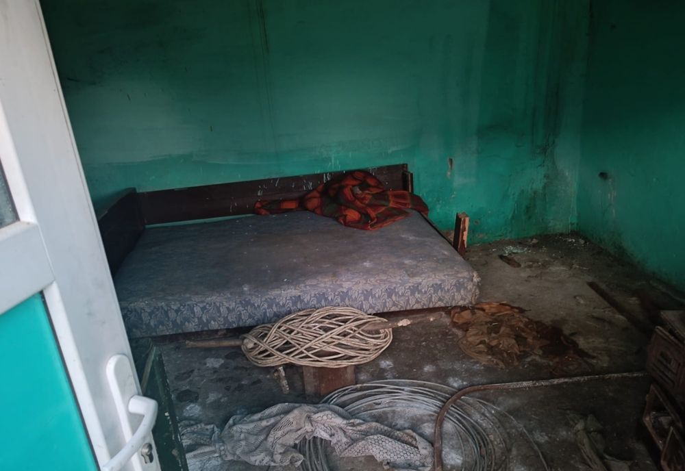 Minor ținut în condiții inumane, în cușcă, la o stână din Brașov!