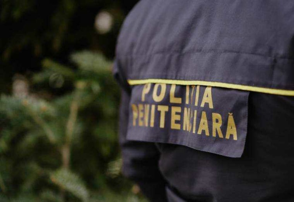 Polițist dat de gol chiar de deținuți! Mită de până la 500 de lei pentru telefoane și privilegii în arest