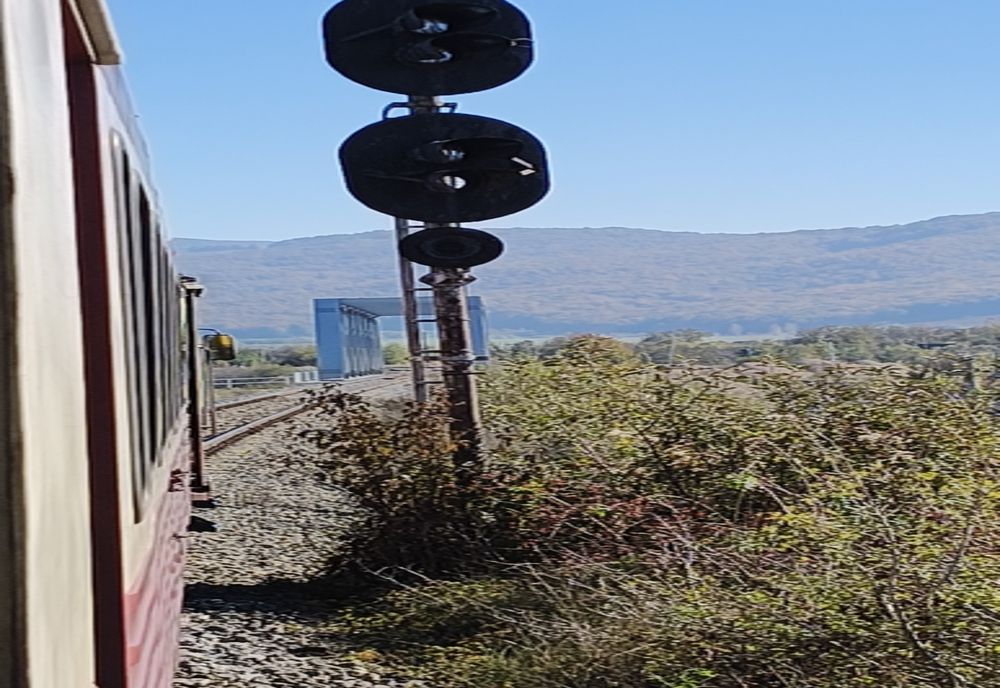 ULTIMĂ ORĂ: ZECI DE CĂLĂTORI BLOCAȚI ÎNTRE BUDILA ȘI HĂRMAN, DUPĂ CE MOTORUL TRENULUI REGIO A LUAT FOC!