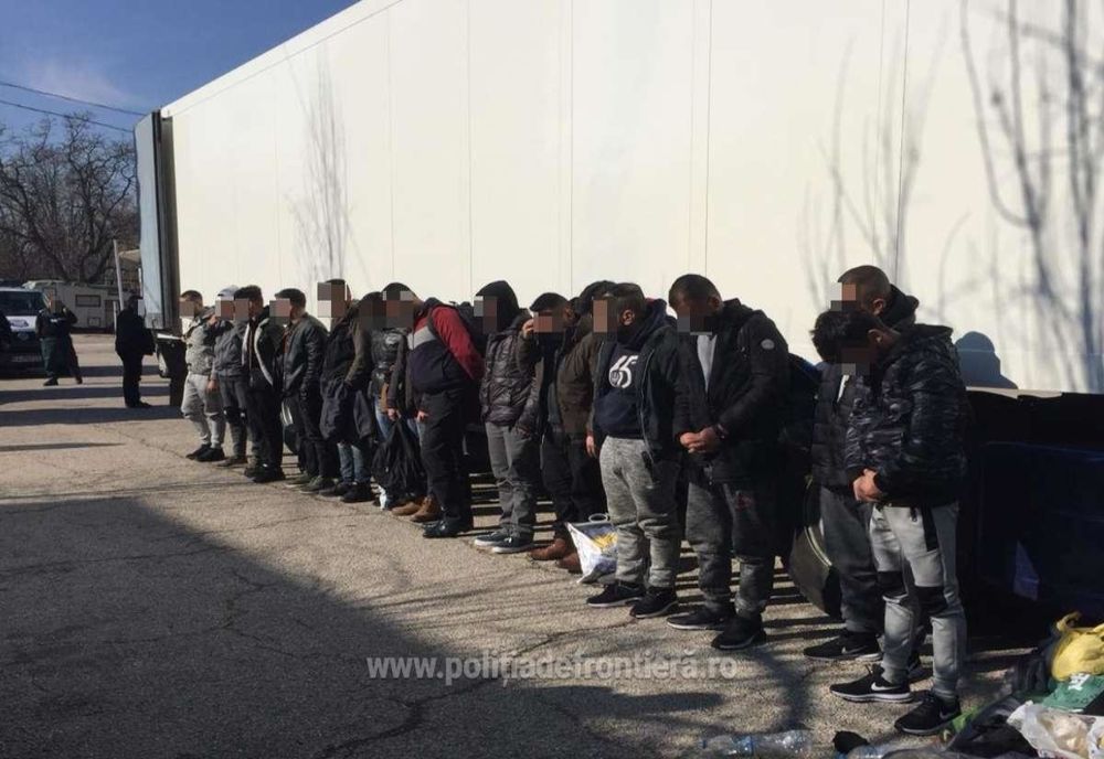 PE MĂSURĂ CE REBELII AVANSEAZĂ, MII DE SIRIENI FUG DIN ORAȘUL HOMS