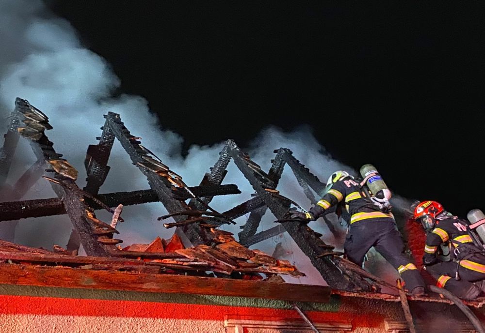 VIDEO CASĂ DISTRUSĂ DE FLĂCĂRI, LA CRISTIAN. DOUĂ VICTIME ÎN STARE GRAVĂ