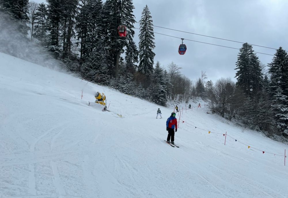 SCHI ÎN POIANA BRAȘOV: DE ASTĂZI SE DESCHID PÂRTIILE DIN PARTEA INFERIOARĂ A MASIVULUI POSTĂVARUL, SULINAR ȘI DRUMUL ROȘU