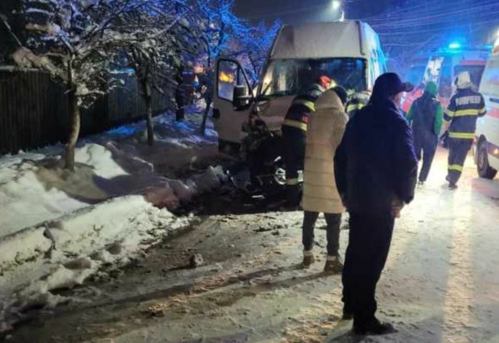 PRAHOVA: DOUĂ MICROBUZE ȘI UN AUTOTREN, IMPLICATE ÎNTR-UN ACCIDENT
