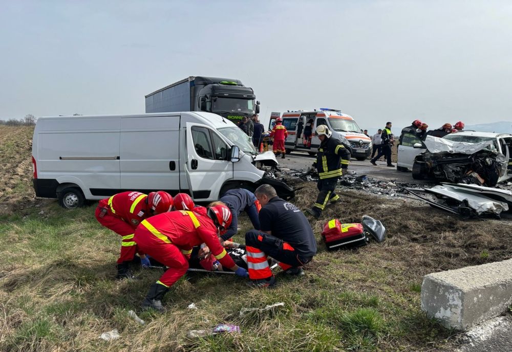 DOUĂ PERSOANE AU MURIT ÎN URMA UNUI ACCIDENT PRODUS ÎNTRE UN MICROBUZ ȘI UN AUTOTURISM, PE DN 1