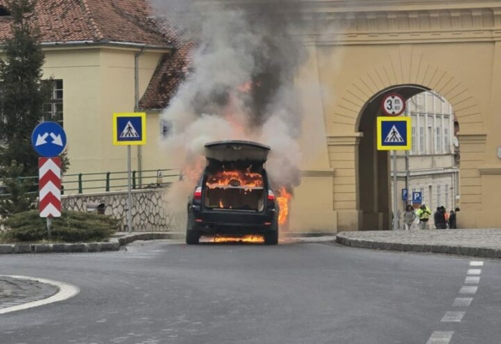 MAȘINĂ ÎN FLĂCĂRI, ÎN CENTRUL BRAȘOVULUI