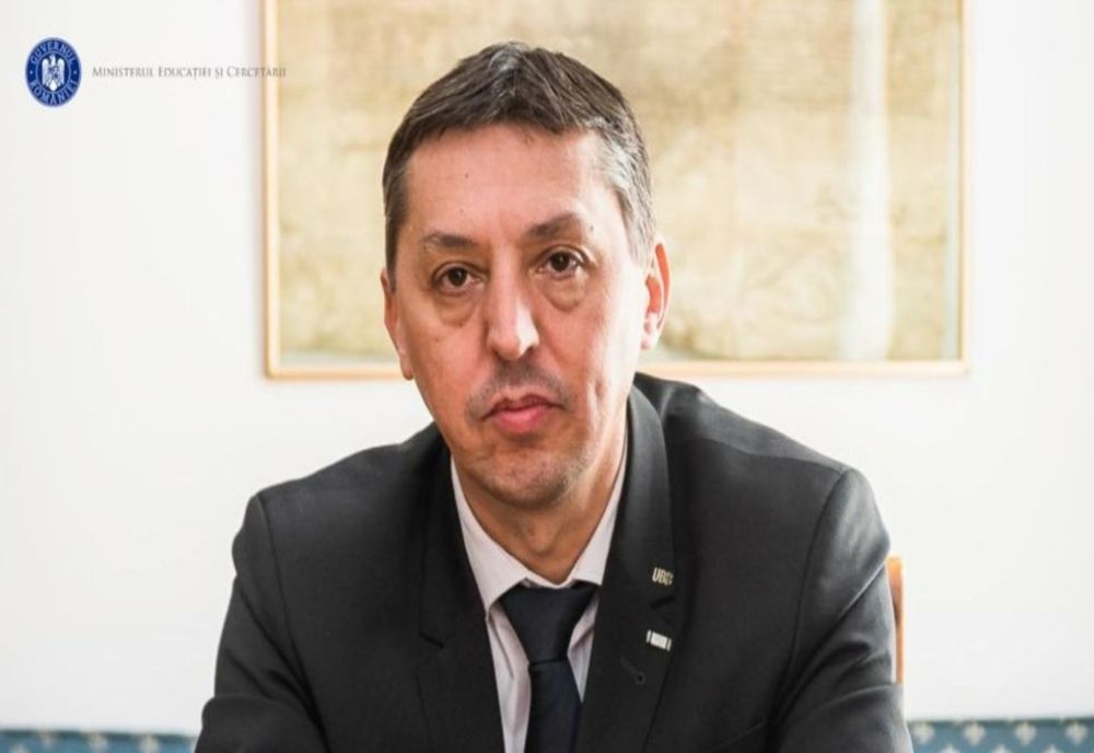 MINISTRUL DANIEL DAVID, CĂTRE DASCĂLI: APRECIEZ ENORM FAPTUL CĂ ÎNCERCAŢI SĂ VĂ FACEŢI DATORIA FAŢĂ DE ELEVI