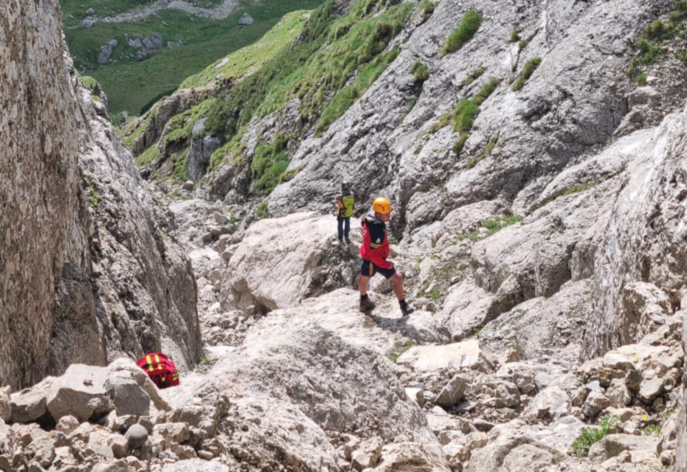 FEMEIE RĂNITĂ PE VALEA PIETRELE, ÎN MUNȚII BUCEGI, DUPĂ CE A FOST PRINSĂ SUB DOI BOLOVANI