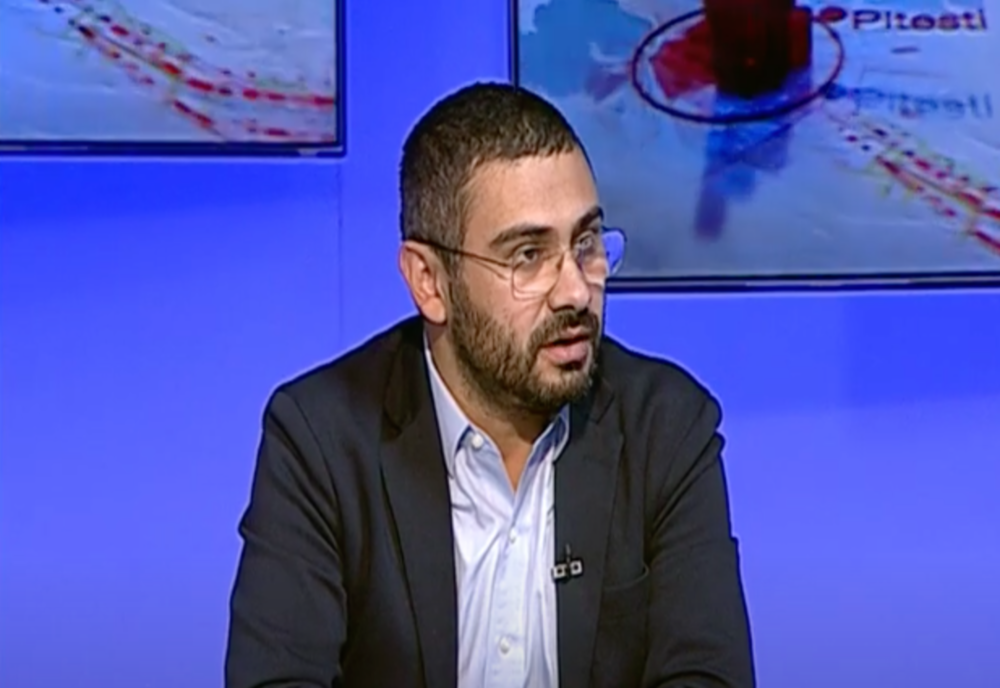 PACIENȚI LĂSAȚI ORE ÎN ȘIR ÎN SOARE, ÎN FAȚA DGASPC MEHEDINȚI. MINISTRUL MUNCII A DECLANȘAT CELULĂ DE CRIZĂ