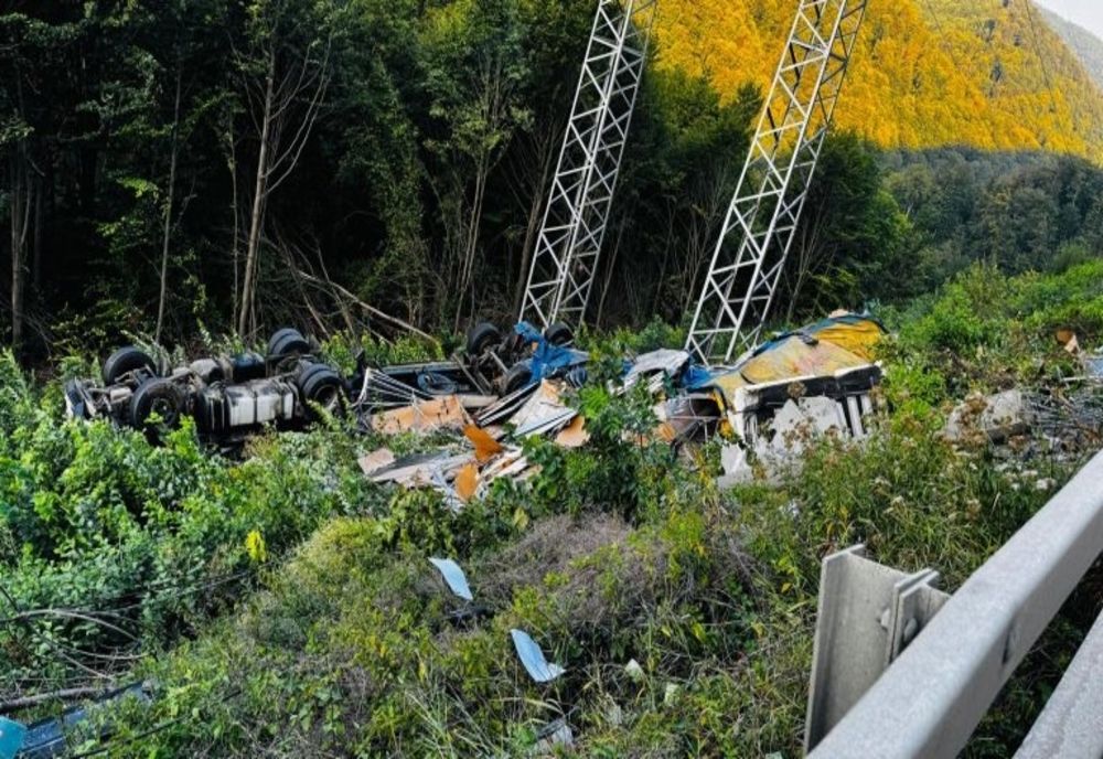 ACCIDENT PE DN1, ÎN ZONA POSADA. UN TIR ÎNCĂRCAT CU PANOURI FOTOVOLTAICE S-A PRĂBUȘIT ÎNTR-O RÂPĂ 