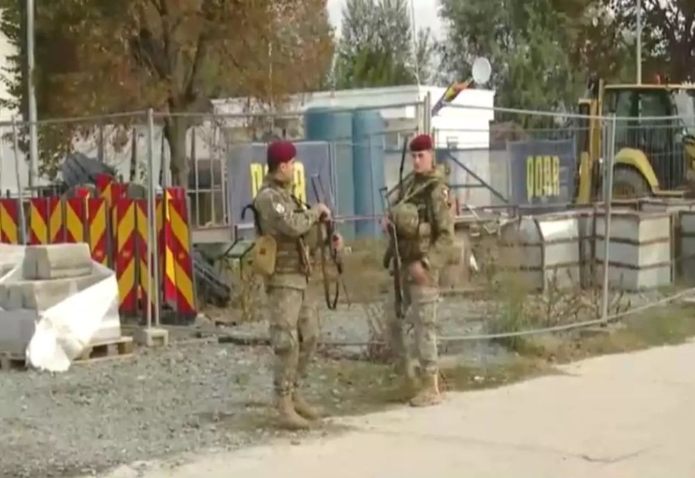 COZI URIAȘE, REZERVIȘTII AȘTEAPTĂ DE ORE ÎNTREGI