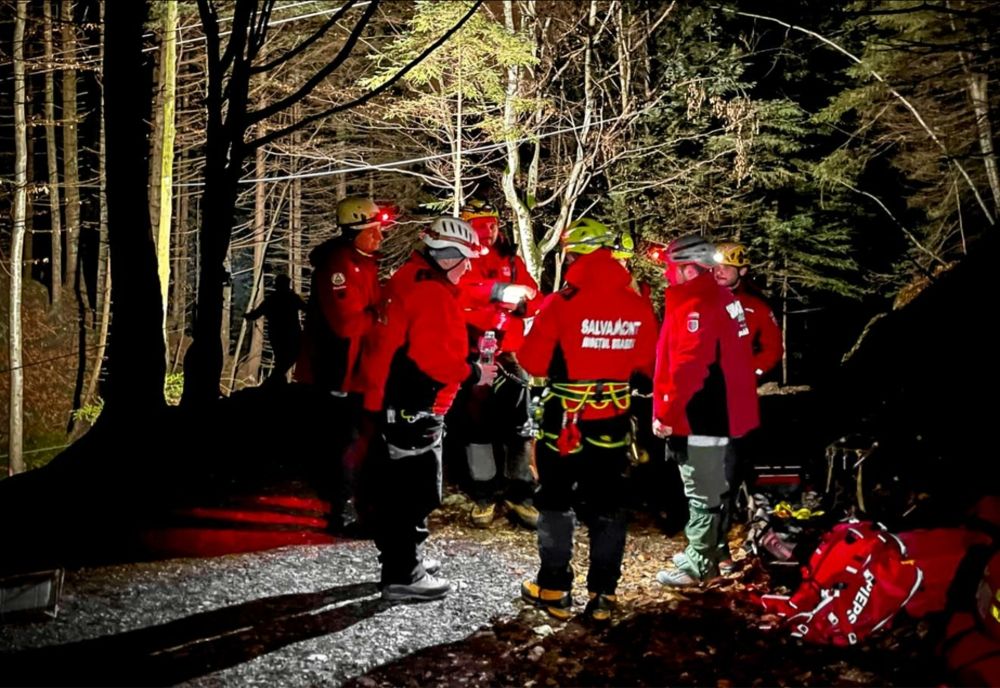 Salvamontiștii din Brașov caută de azi-noapte o persoană epuizată, rătăcită în zona Lacului Țigănești 