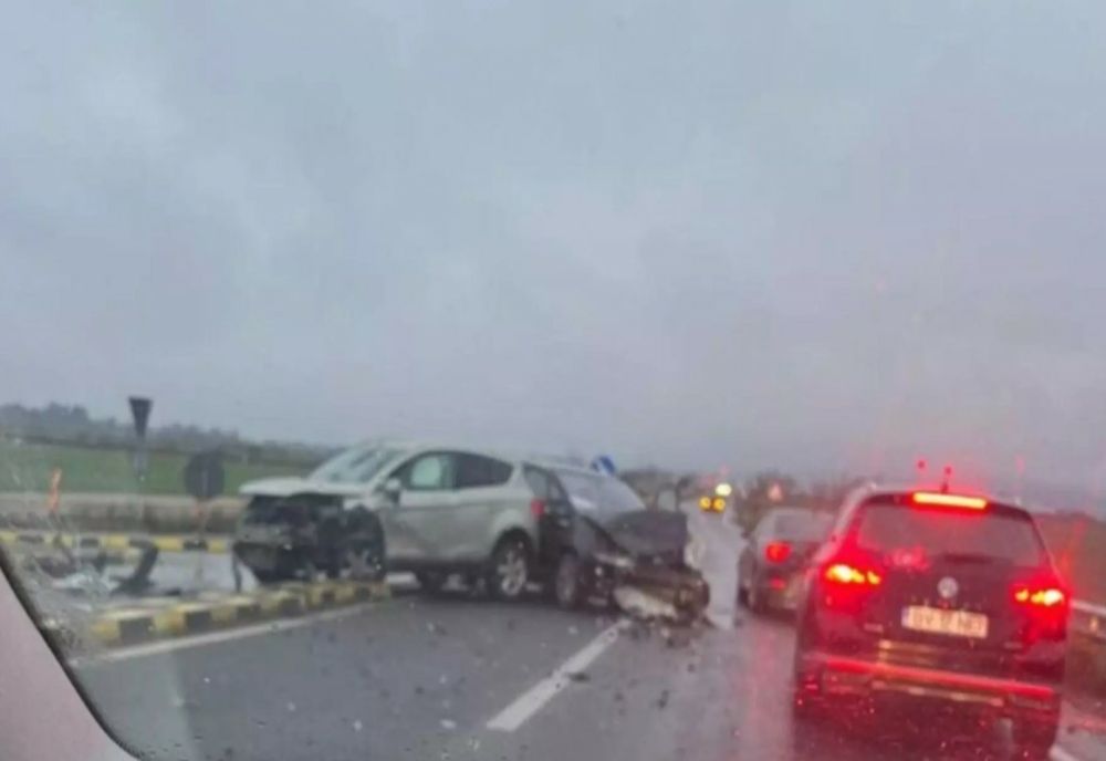 Trafic bolcat pe DN1. Două persoane au fost rănite în urma impactului dintre două mașini