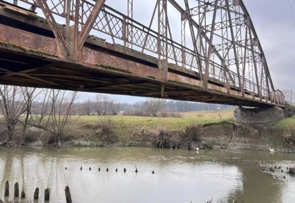 Atenție, șoferi! Un pod vechi de peste 100 de ani peste Olt, în pericol de prăbușire