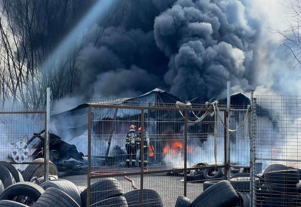 Incendiu violent pe DN1, la un depozit de anvelope din Veștem