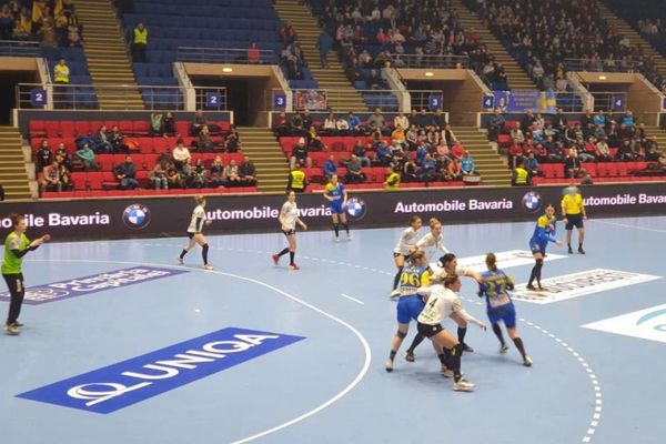 HANDBAL FEMININ: Corona Brașov a fost eliminată din Cupa României, de campioana CSM București