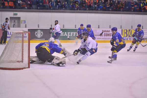 HOCHEI: Corona și-a învins rivala tradițională (FOTO)