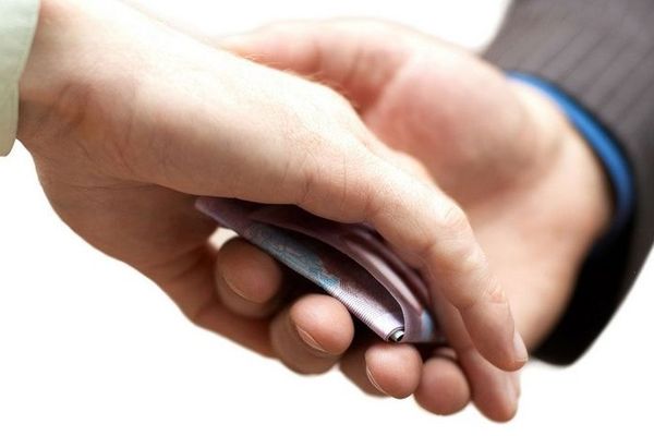 Funcționar al Fiscului, PRINS în timp ce lua mită