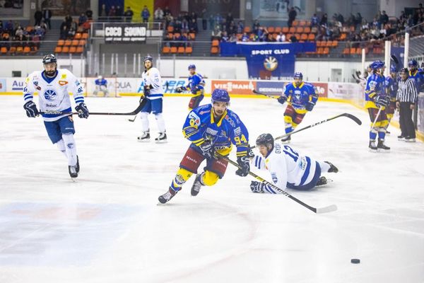 HOCHEI: Corona Wolves, meci cu 9 goluri în Ungaria