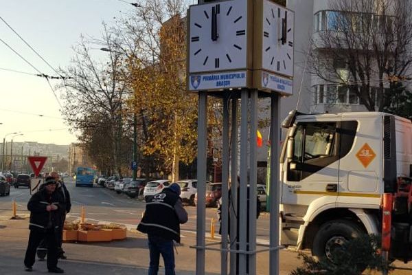 Ceas stradal montat într-o intersecție din Brașov