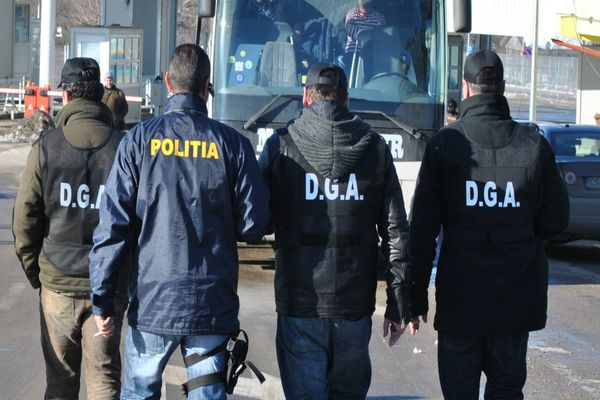 16 polițiști anticorupție vor fi instruiți de F.B.I.