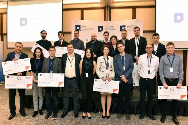 Înscrierile în Programul Bursele ANIS încep la 1 septembrie. Cadrele didactice universitare pot primi sponsorizări de 5.000 euro