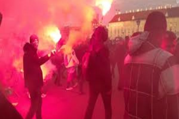 Restricțiile au scos din nou oamenii în stradă: Proteste VIOLENTE în Europa