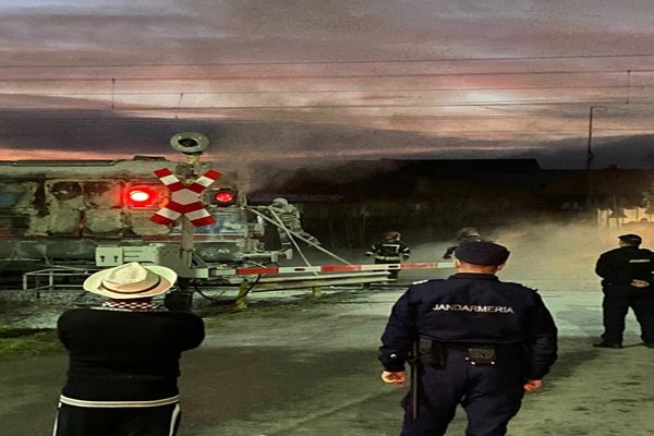 Trenurile pe ruta București-Ploiești-Brașov, blocate în stații din cauza incendiului locomotivei din Brazi