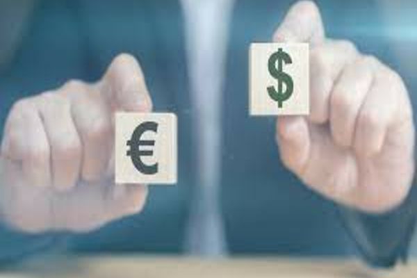 Euro, la minimul ultimilor 20 de ani în fața dolarului american