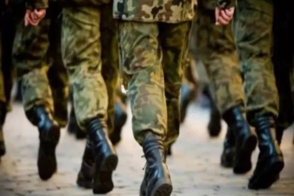 PROTEST al cadrelor militare de Ziua Armatei - Militarii sunt nemulțumiți de pensii și de explozia prețurilor