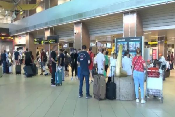 Haosul în aeroporturi continuă: GREVĂ în Italia - Atenţionare de călătorie transmisă de MAE