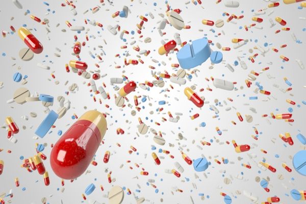 Românii riscă să rămână fără medicamente generice. Producătorii cer guvernului reducerea taxelor