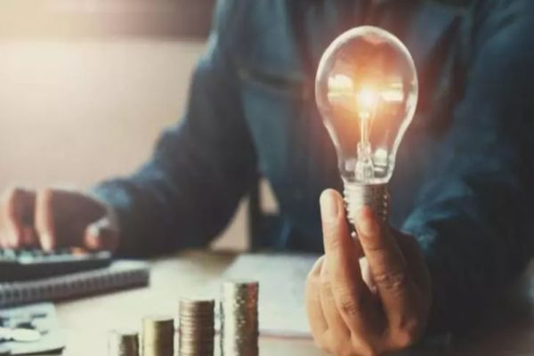 Românii fac economie și sting lumina! Cu cât a scăzut consumul de energie electrică în ultimele 10 luni