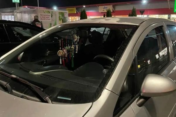 Amenzi uriașe pentru cei cu cruciulițe sau icoane pe parbriz. Lista contravențiilor din clasa IV din Noul Cod Rutier