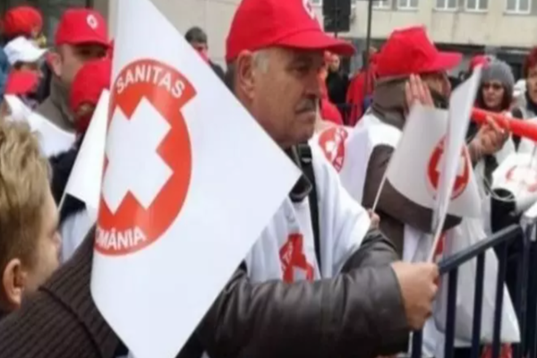 Protest în fața Guvernului, oamenii cer majorarea salariilor cu 15%