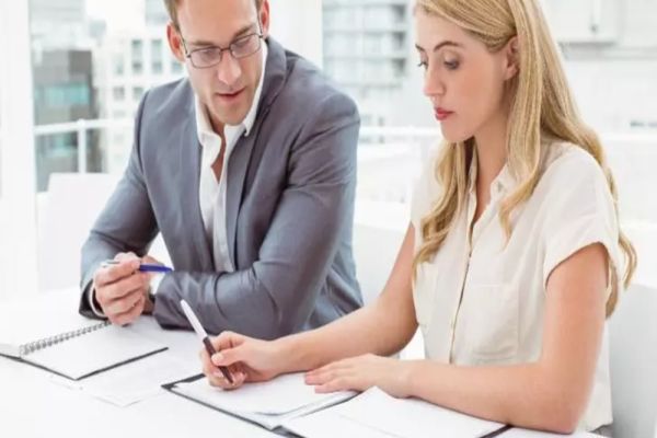 UE a decis. Salariile, la vedere și fără diferențe mai mari de 5% între femei și bărbați