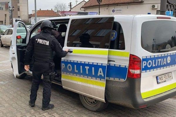 VIDEO Percheziții la suspecți acuzați de camătă și șantaj