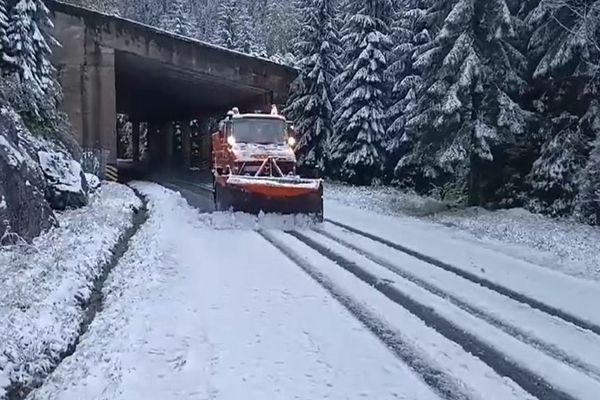 Iarna și-a intrat în drepturi în mai multe zone din țară. Ninge abundent, drumuri blocate VIDEO